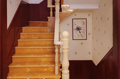 登封中式别墅室内汉白玉石楼梯的定制安装装饰效果